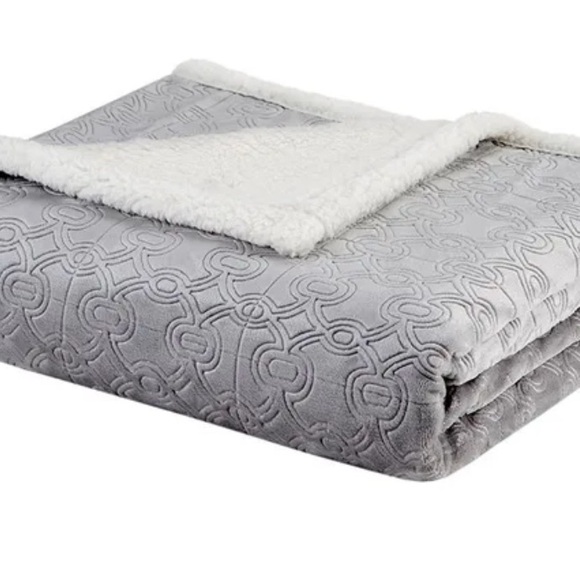 Madison Park Other - 🆕 ✨ Madison Park Oversized Plush Throw Blanket – Grey 60” X 70” 🩶🤍🩶 NWT